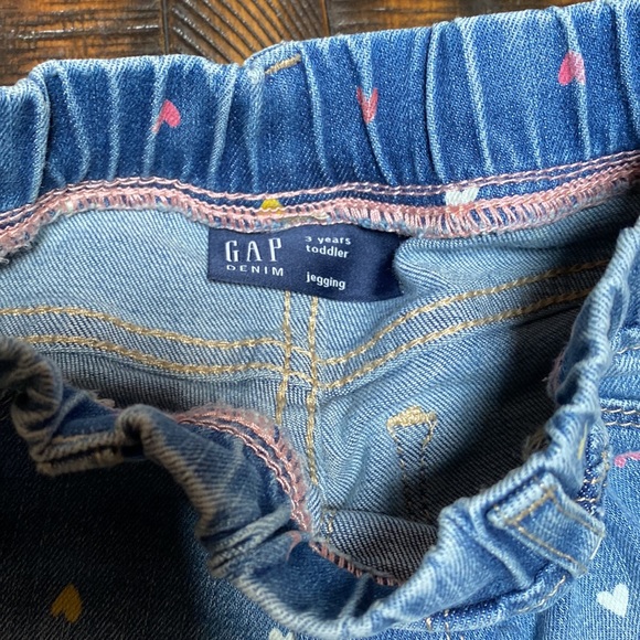 Gap 3T jeggings with heart print - Picture 2 of 3